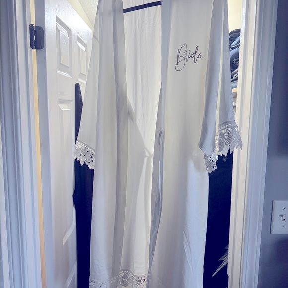 Bridal robe, white satiny fabric, size 4x/22US - Picture 4 of 5